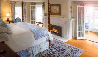 Silver Fox Suite - King Four Poster Bed, Whilpool Bath, Fireplace and Enclosed Veranda